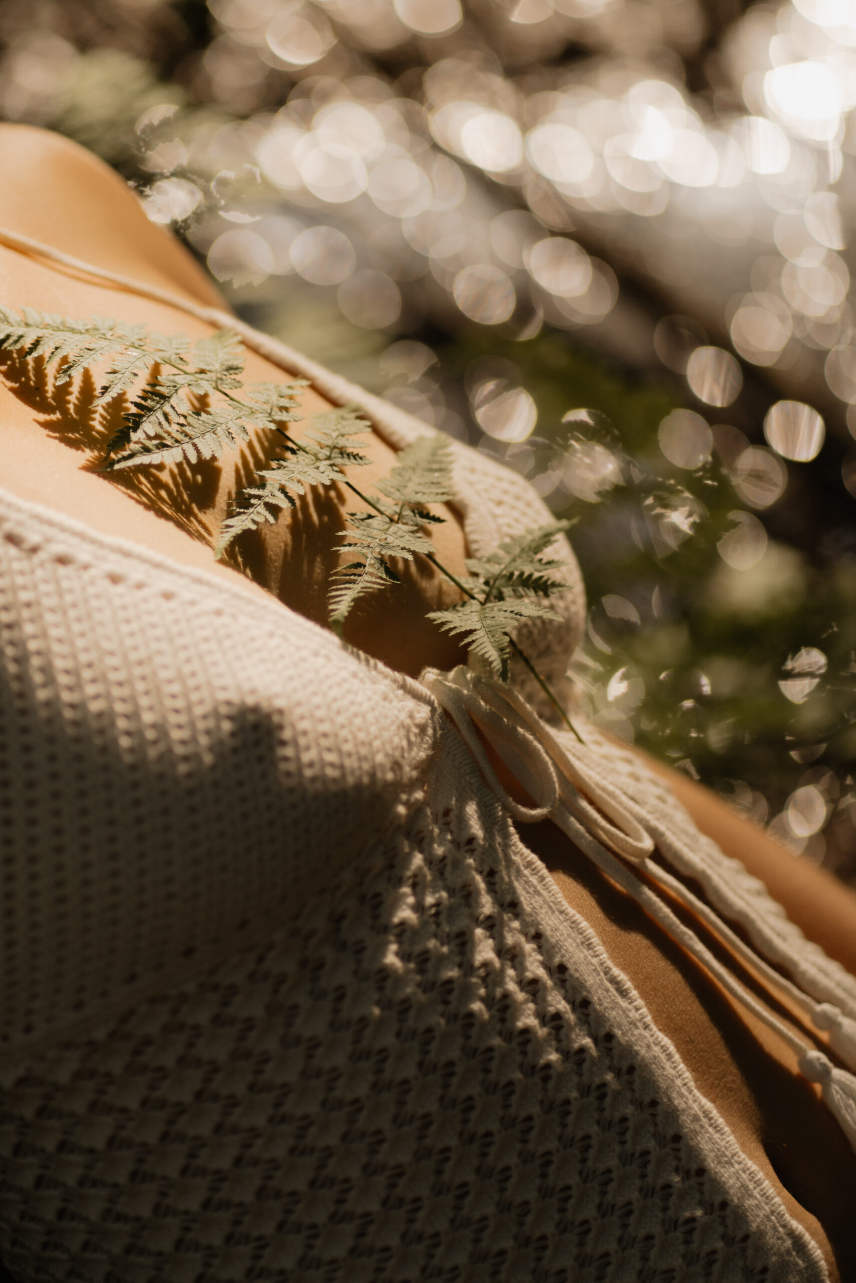 Zärtliches Licht auf der Haut einer Frau