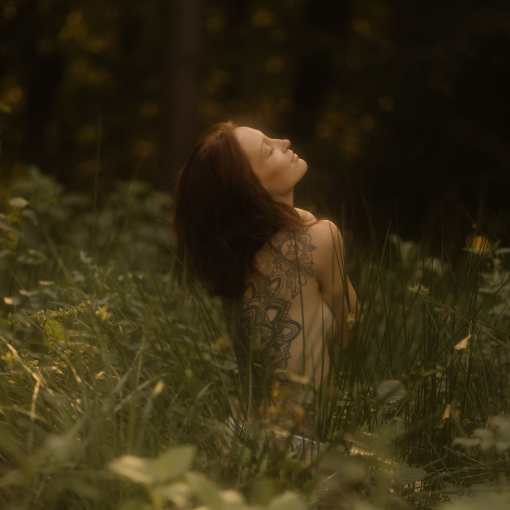 fotografie-boudoir-steiermark-seele-natur Ästhetische Aufnahme einer Frau bei Sonnenuntergang in der Steiermark