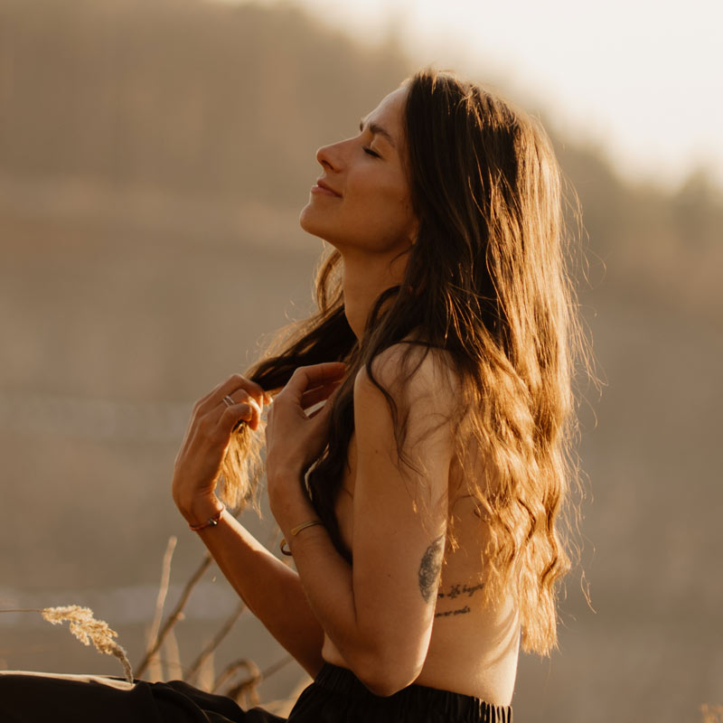 fotografie-boudoir-steiermark-selbstliebe Ästhetische Aufnahme einer Frau bei Sonnenuntergang in der Steiermark