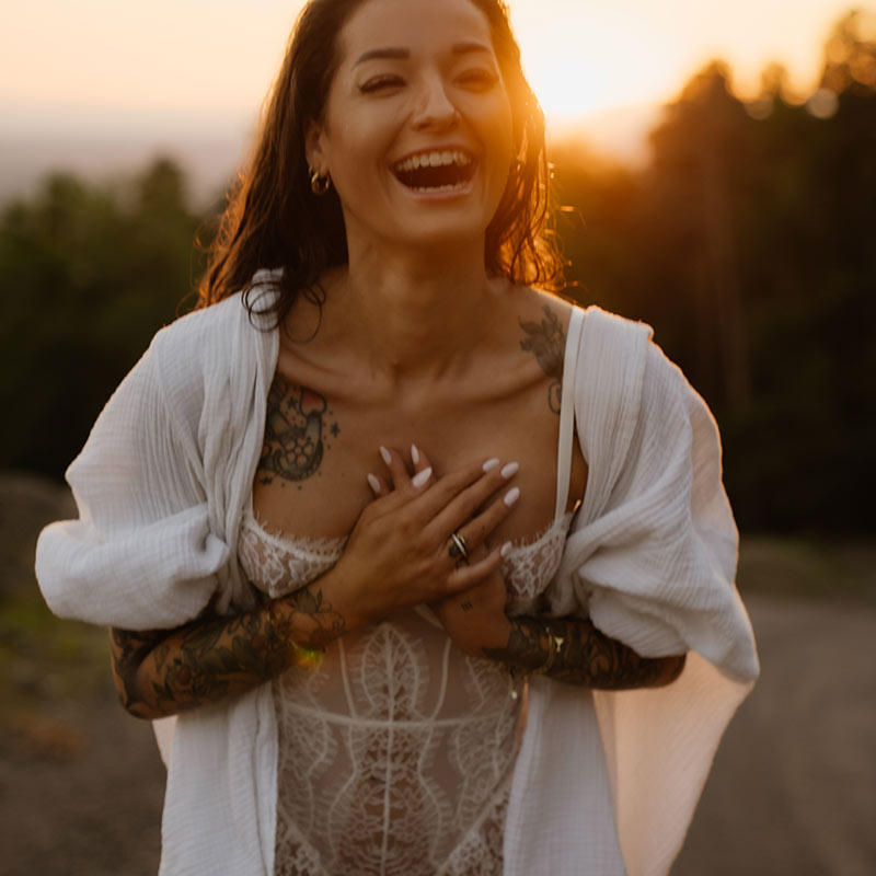 fotografie-boudoir-steiermark-selbstliebe-frauen Ästhetische Aufnahme einer Frau bei Sonnenuntergang in der Steiermark