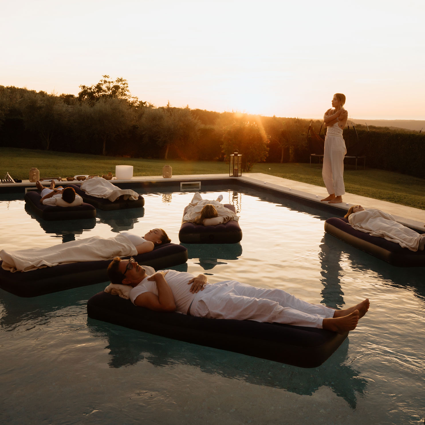 retreatfotografie-steiermark-retreats-katharina-hafner-events Ästhetische Aufnahme einer Frau bei Sonnenuntergang in der Steiermark